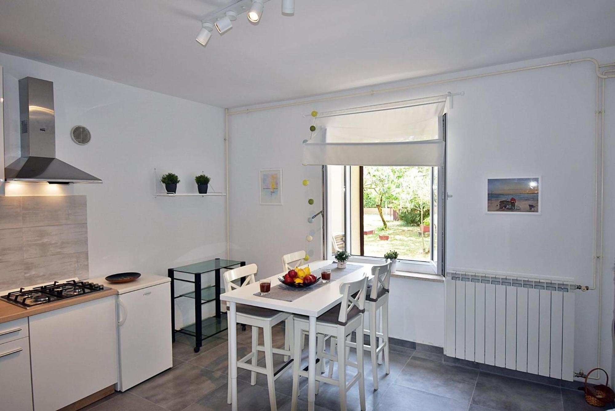 Flower Garden Rhapsody - Modern Family Apartments Near Fažana Exterior foto